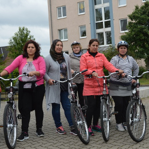 Für mehr Selbstständigkeit: Flüchtlingsfrauen lernen Radfahren.
